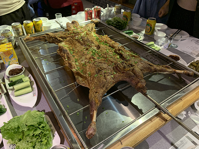 色澤金黃，香味濃郁的烤全羊